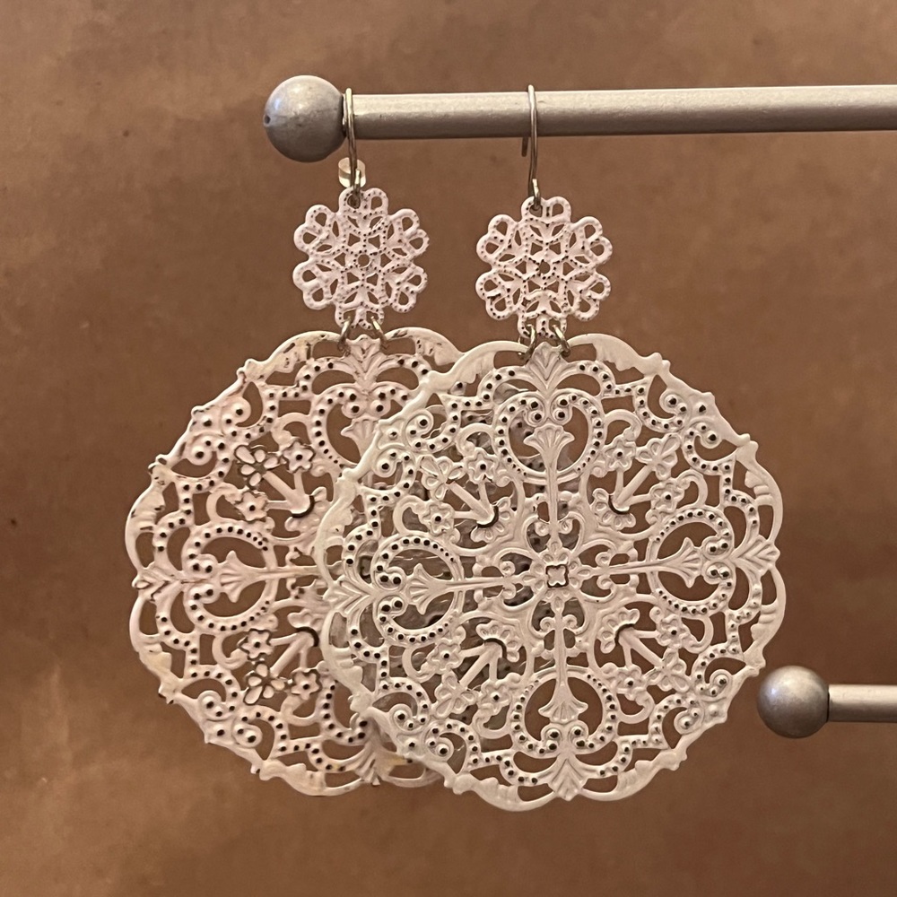 White detail earrings